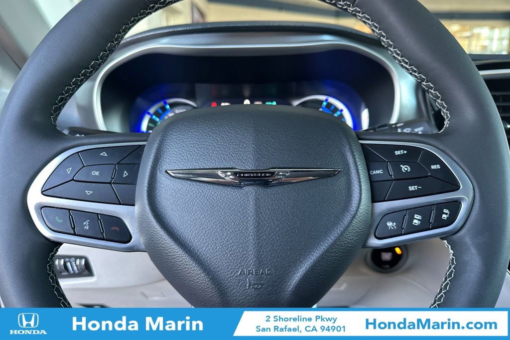 Used 2024 Chrysler Pacifica Select image 29