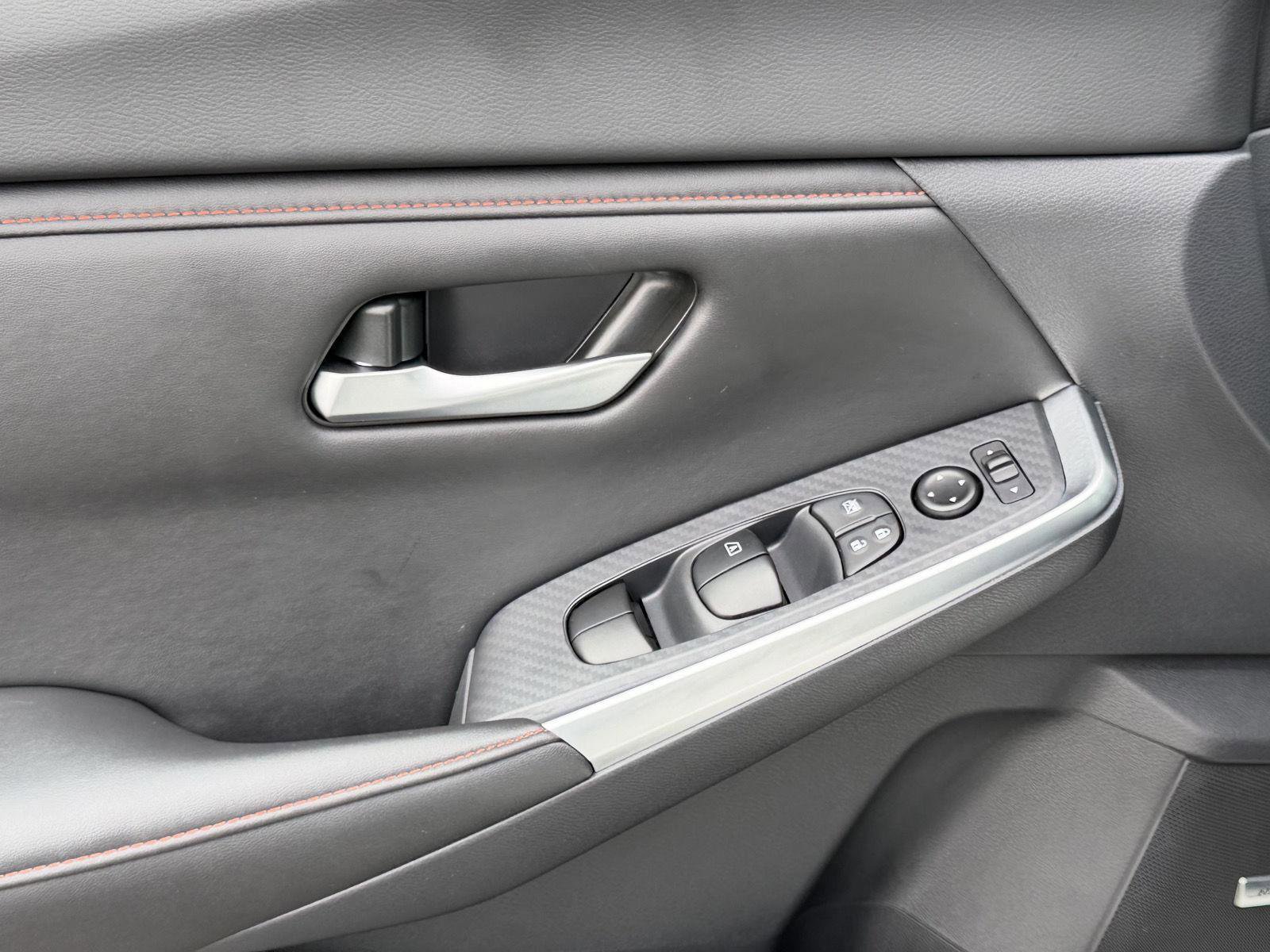 Used 2025 Nissan Sentra SR w/ SR Premium Package image 9