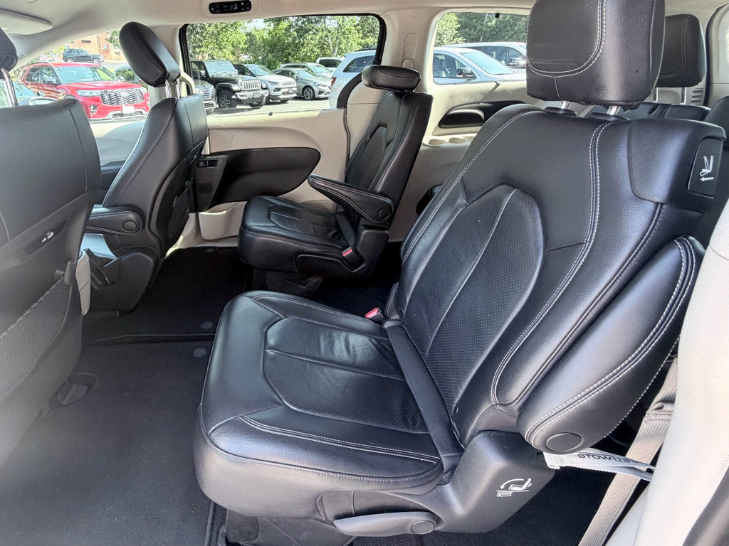 Used 2022 Chrysler Pacifica Touring-L FWD image 28