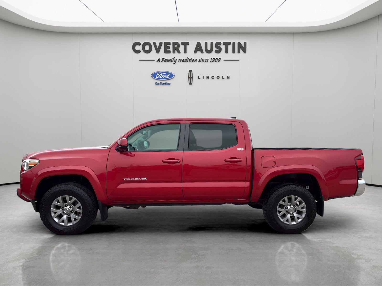 Used 2019 Toyota Tacoma SR5 AWD/4WD image 2