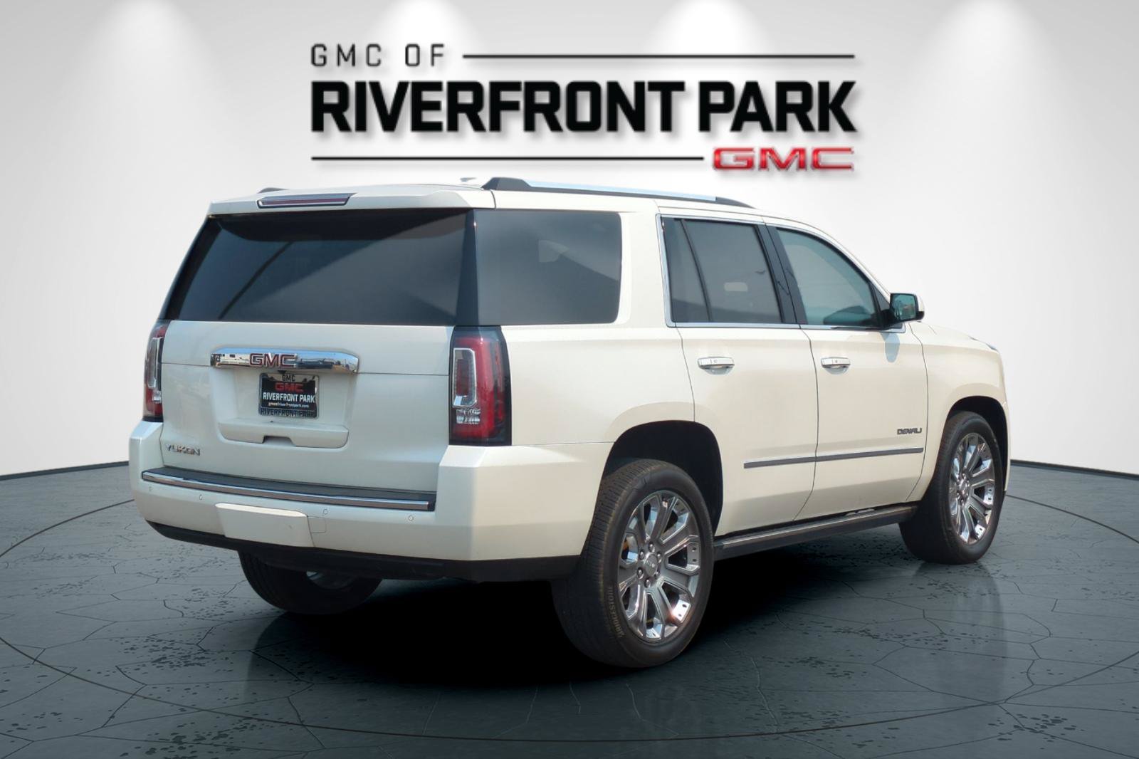 Used 2015 GMC Yukon Denali w/ Premium Package AWD/4WD image 3