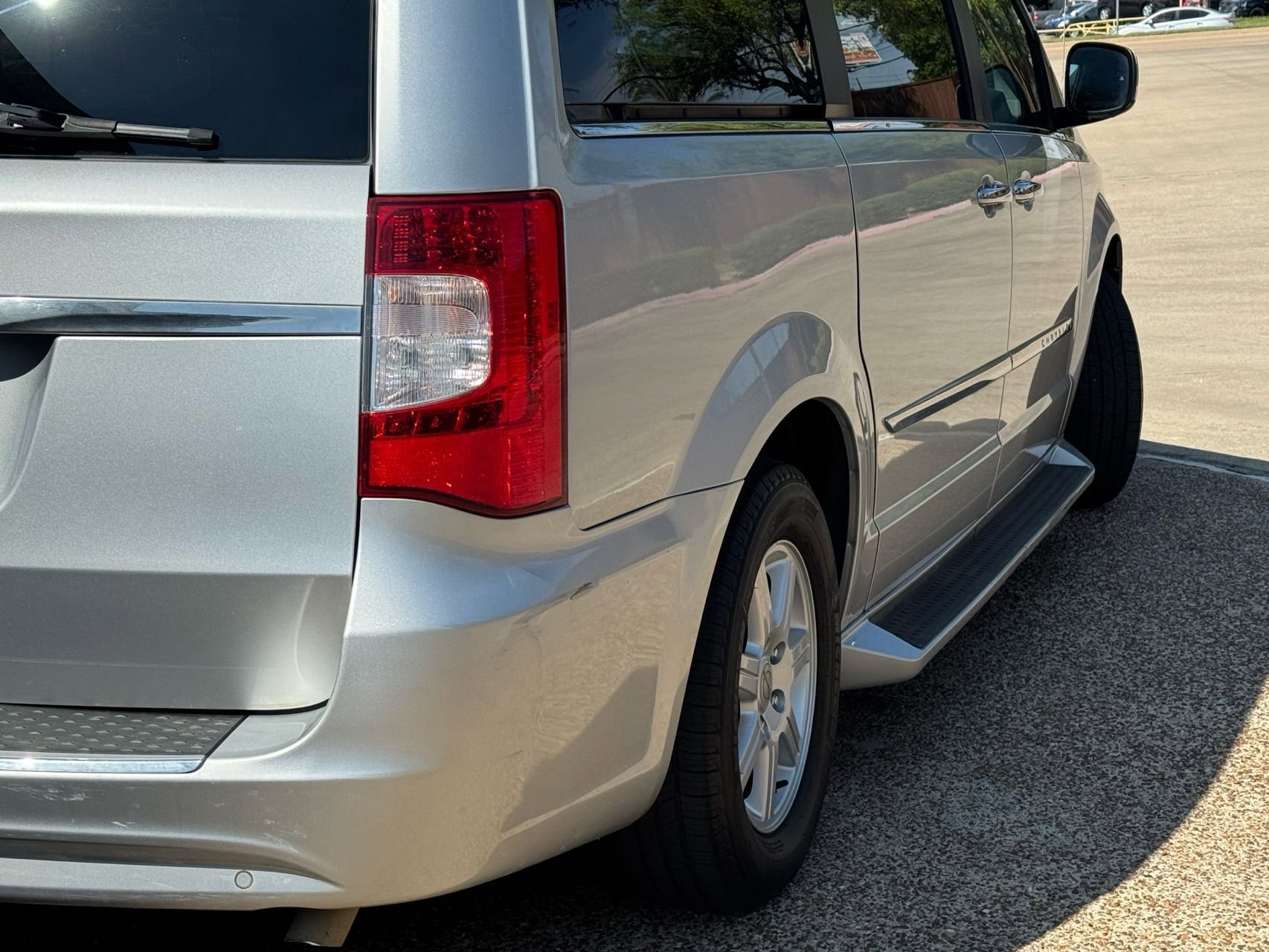 Used 2012 Chrysler Town & Country Touring w/ Entertainment Group #1 FWD image 4