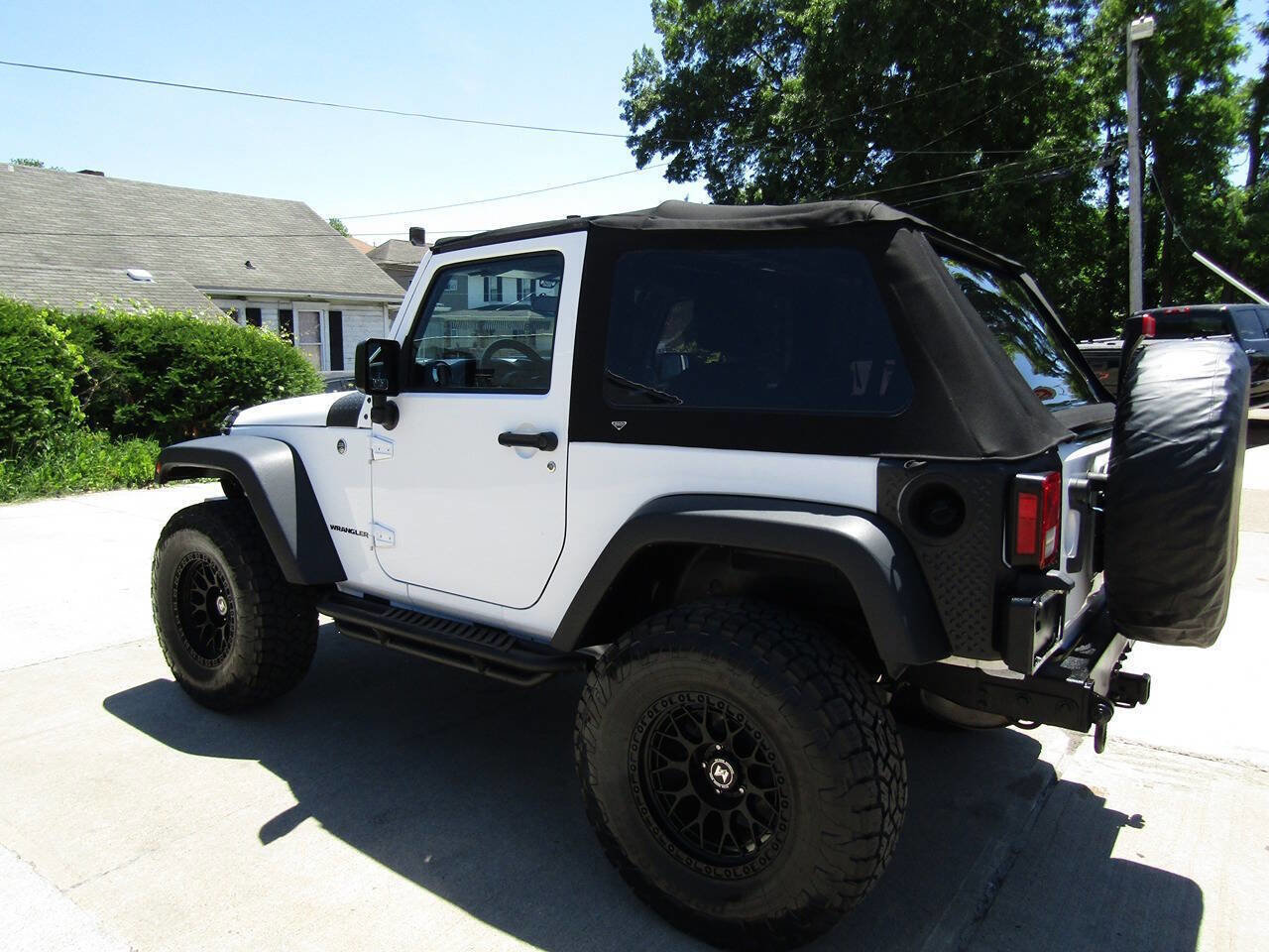 Used 2016 Jeep Wrangler Rubicon w/ Connectivity Group AWD/4WD image 3