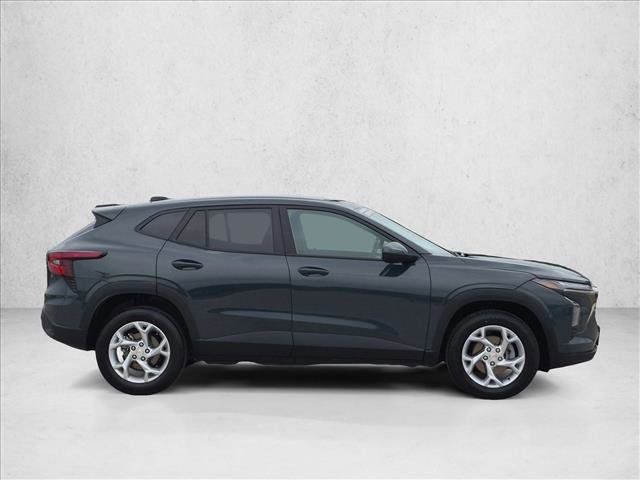 Used 2025 Chevrolet Trax LS w/ LS Convenience Package FWD image 4