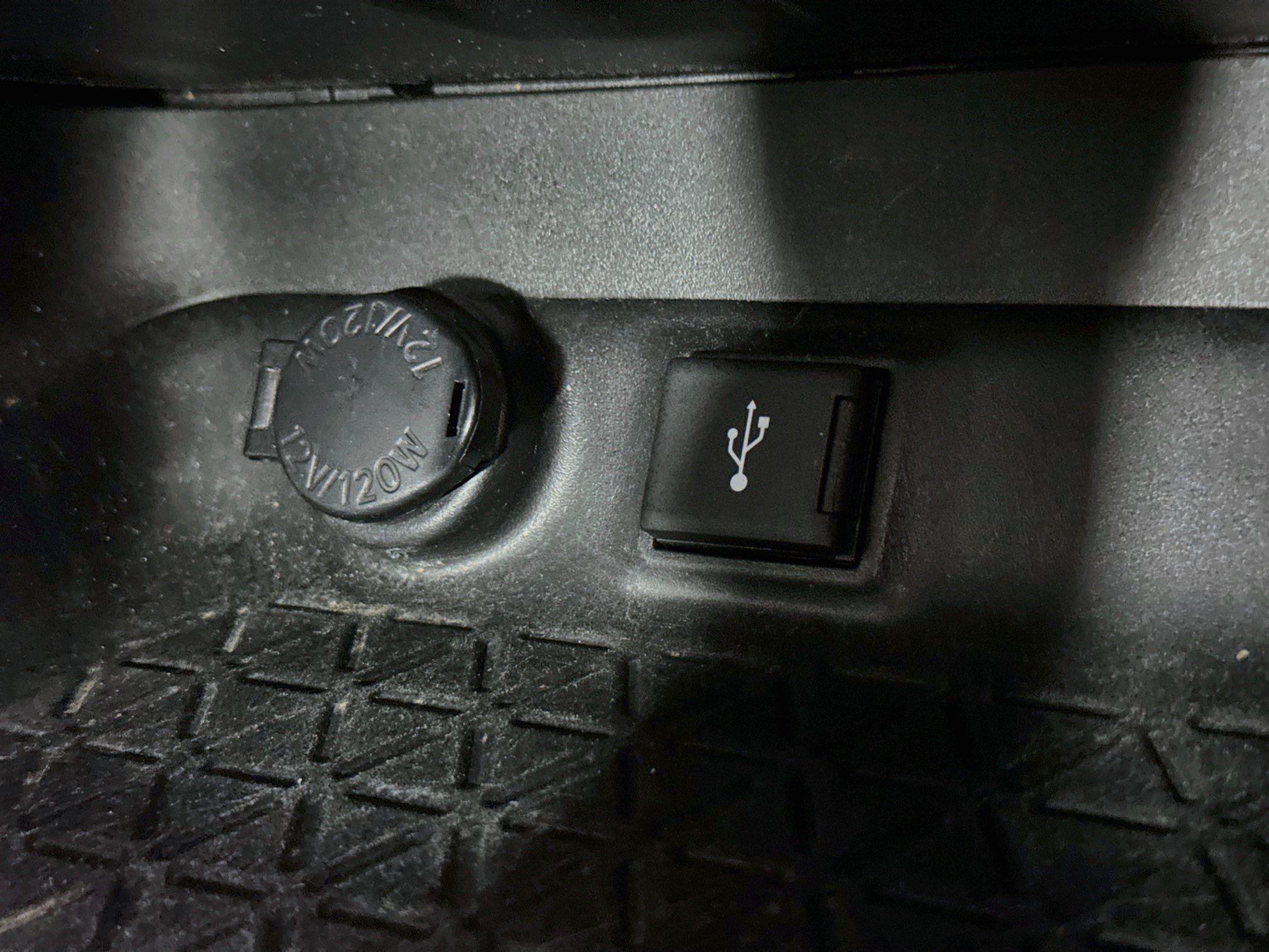 Used 2020 Toyota RAV4 LE FWD image 40