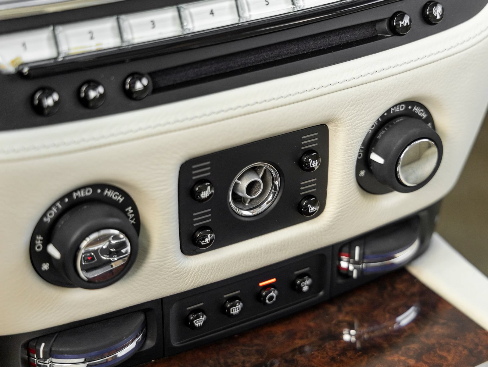 Used 2015 Rolls-Royce Ghost RWD image 33
