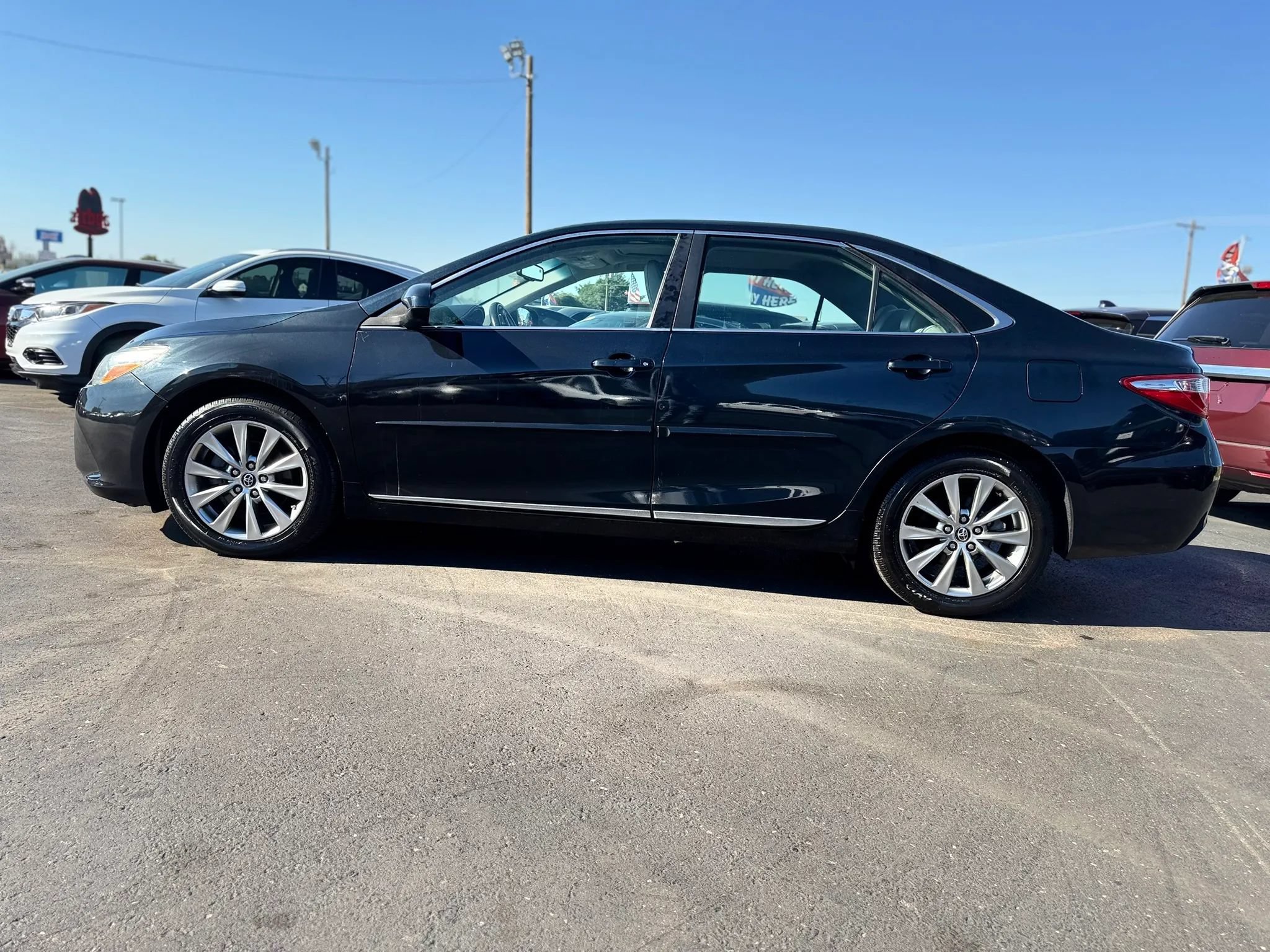 Used 2017 Toyota Camry XLE w/ Moonroof Package FWD image 6