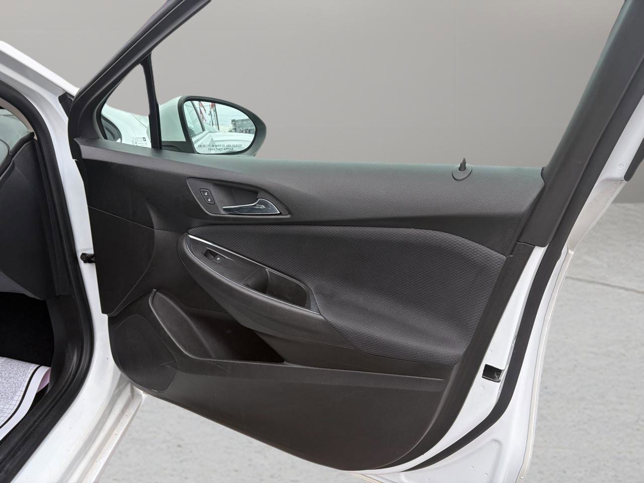 Used 2018 Chevrolet Cruze LT w/ Convenience Package FWD image 16