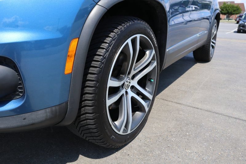 Used 2017 Volkswagen Tiguan SEL AWD/4WD image 8