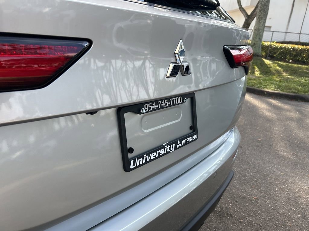 Used 2024 Mitsubishi Outlander ES image 17
