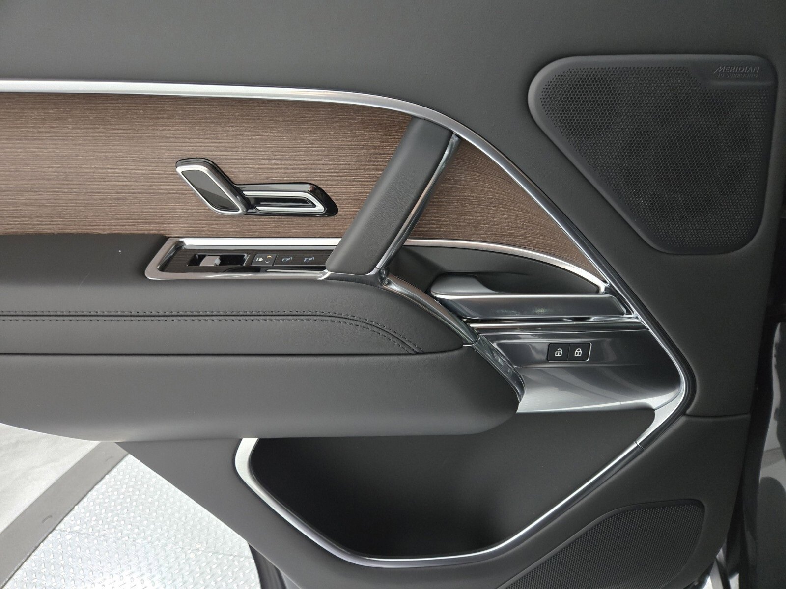 New 2025 Land Rover Range Rover SE image 20