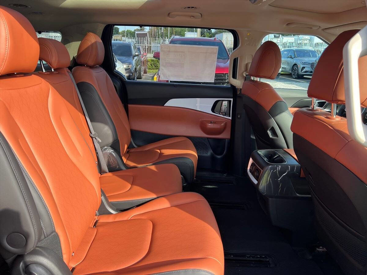 Used 2026 Kia Carnival SX w/ SX Dark Edition Package image 8