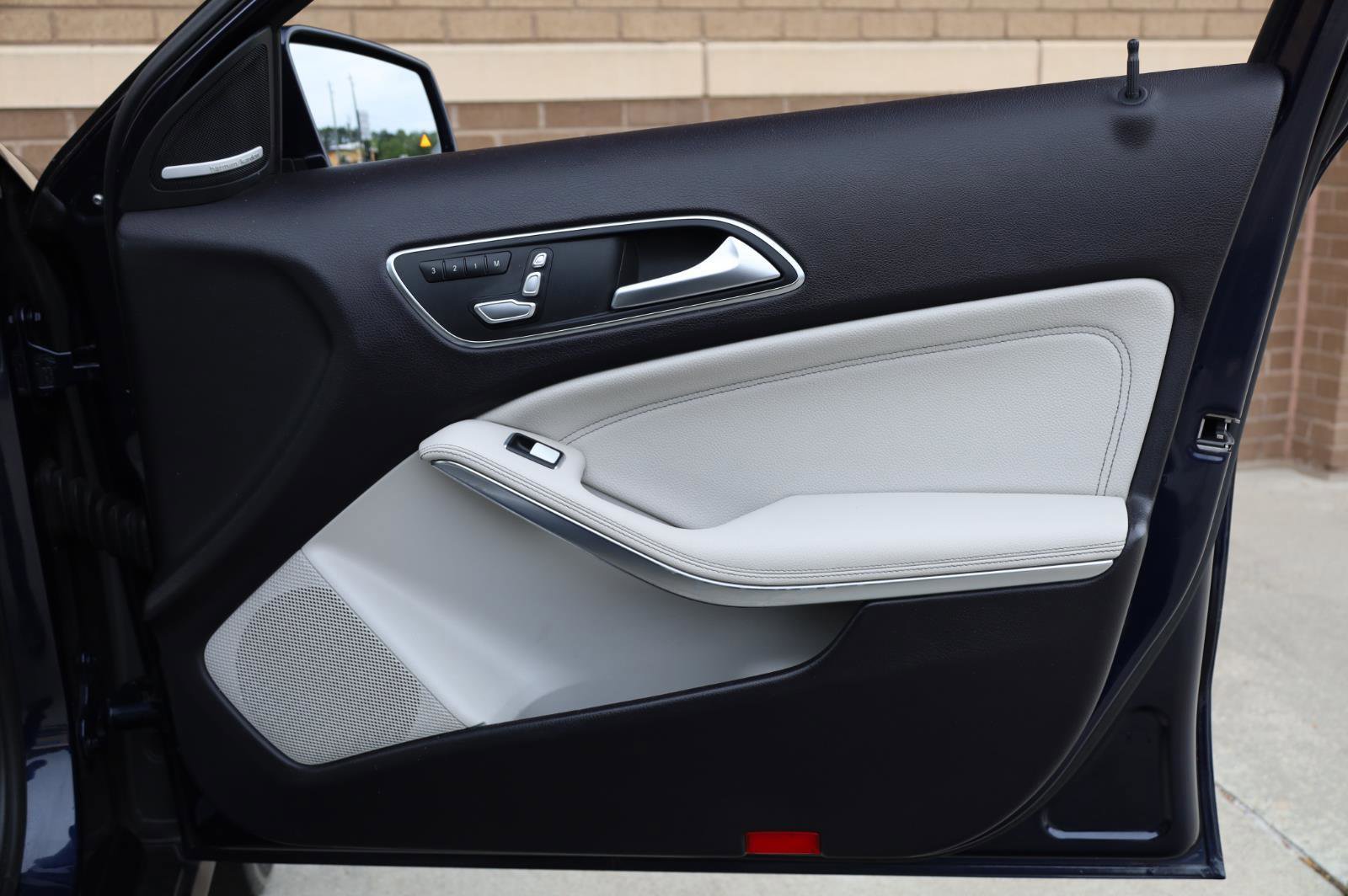 Used 2018 Mercedes-Benz GLA 250 4MATIC w/ Premium Package image 23