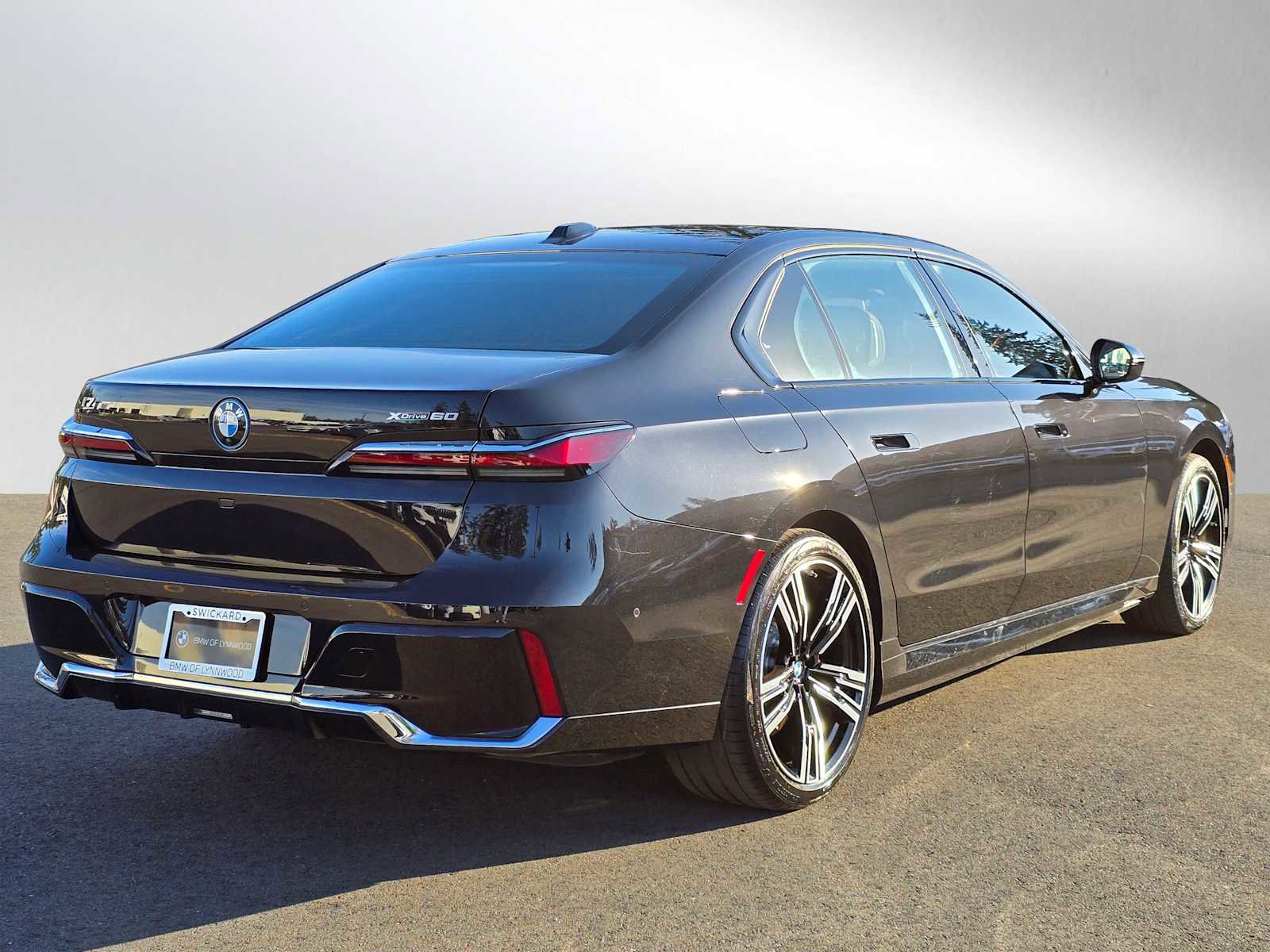 Used 2024 BMW i7 xDrive60 AWD/4WD image 3