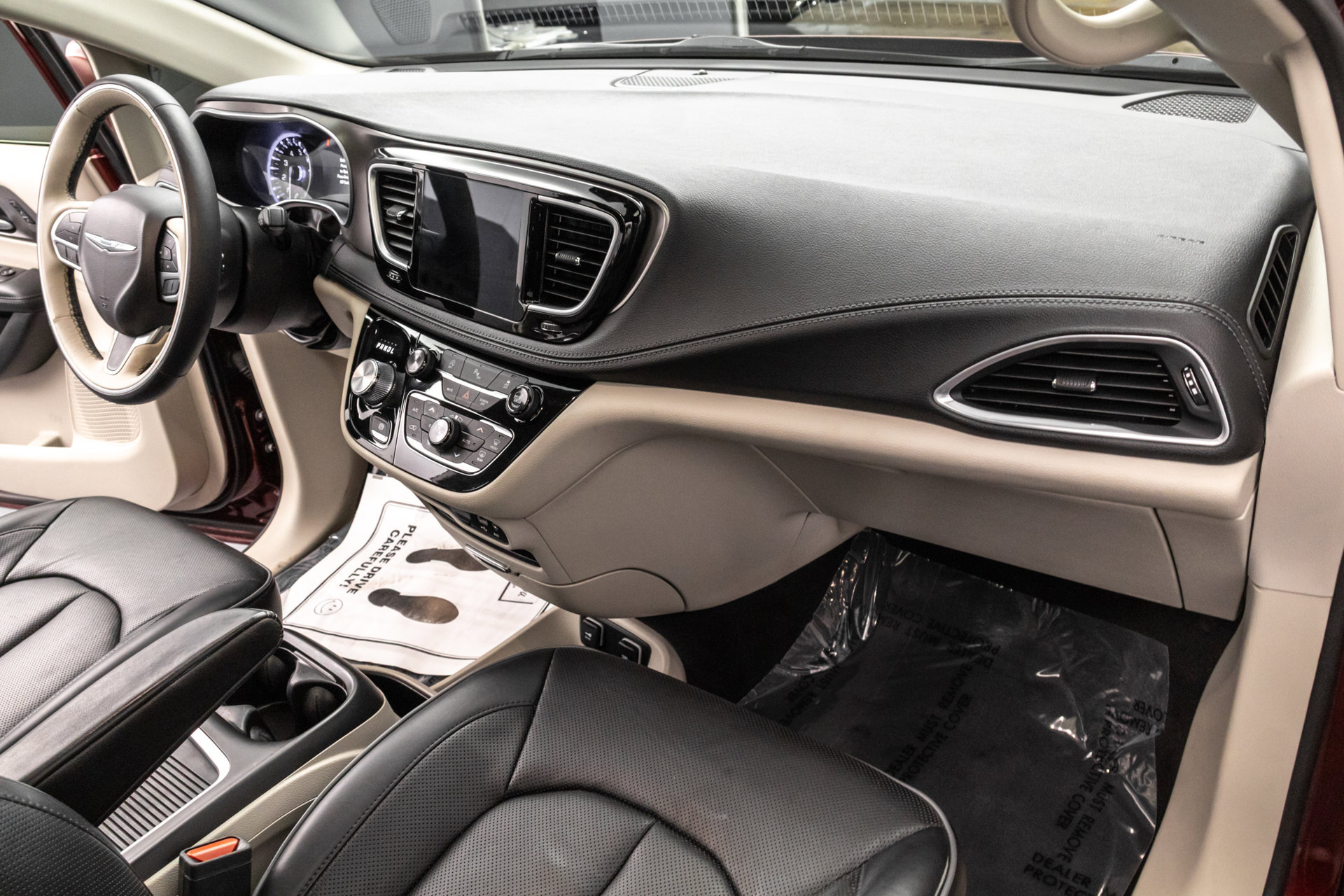 Used 2018 Chrysler Pacifica Limited w/ Tire & Wheel Group FWD image 36