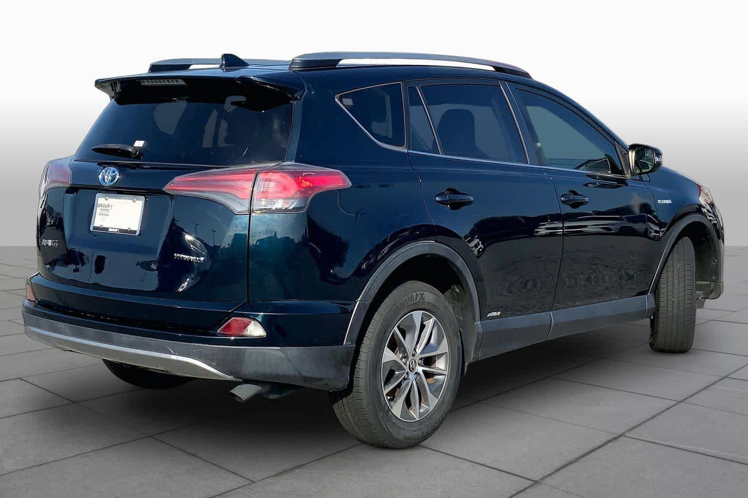 Used 2018 Toyota RAV4 LE AWD/4WD image 18