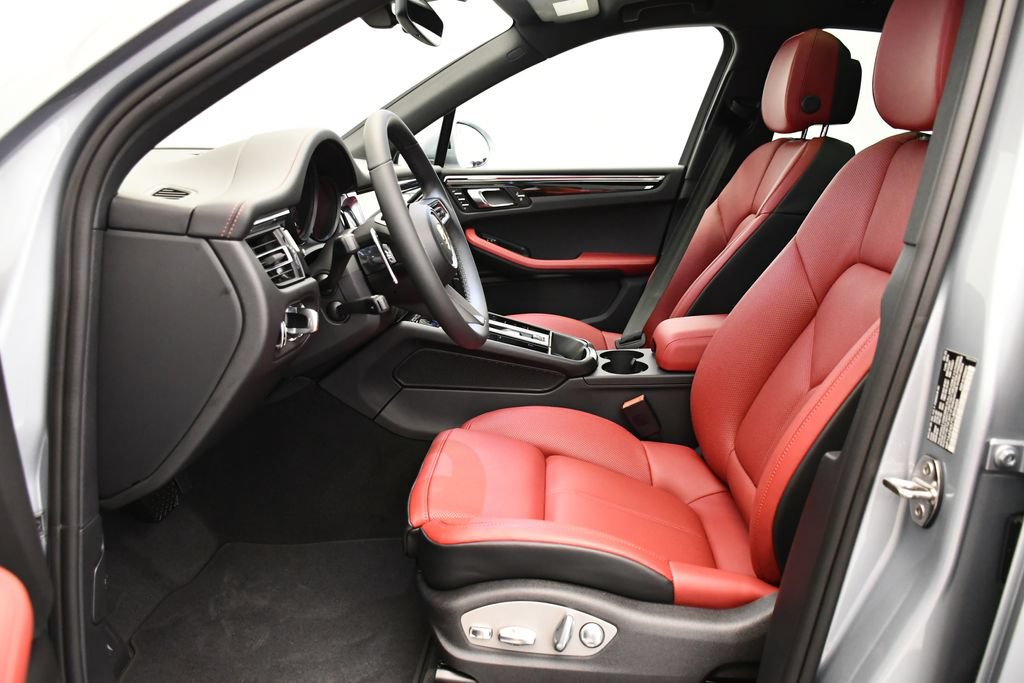 Certified 2026 Porsche Macan AWD/4WD image 5