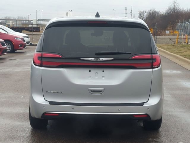Used 2024 Chrysler Pacifica Touring-L FWD image 4