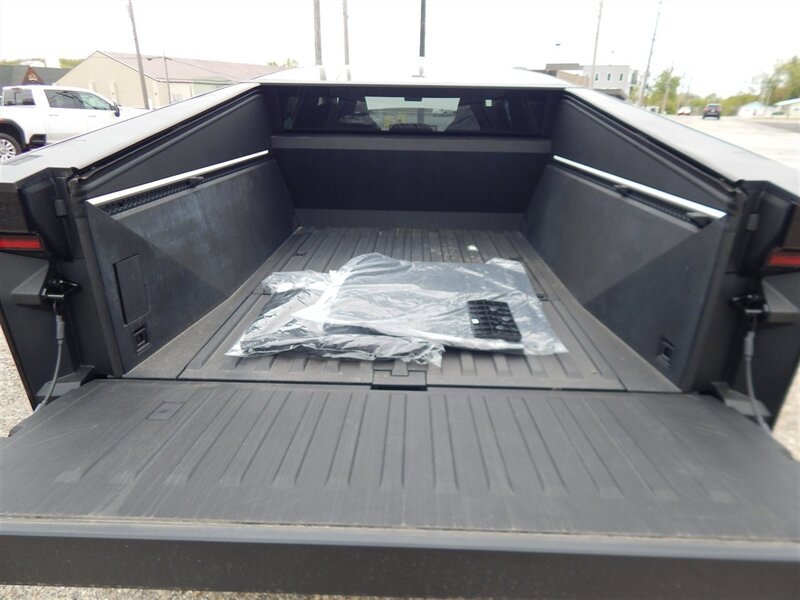 Used 2024 Tesla Cybertruck AWD Crew Cab image 28