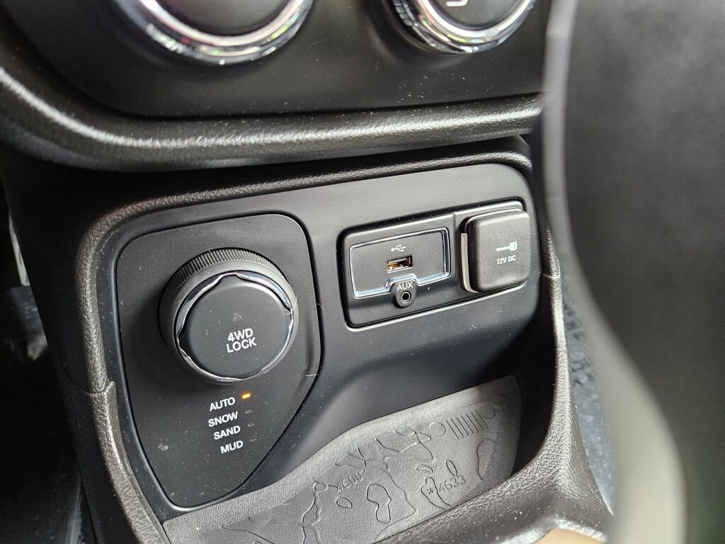 Used 2017 Jeep Renegade Latitude AWD/4WD image 24