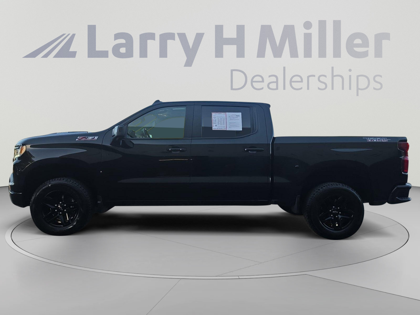 Used 2024 Chevrolet Silverado 1500 LT Trail Boss w/ LT Trail Boss Premium Package AWD/4WD image 2