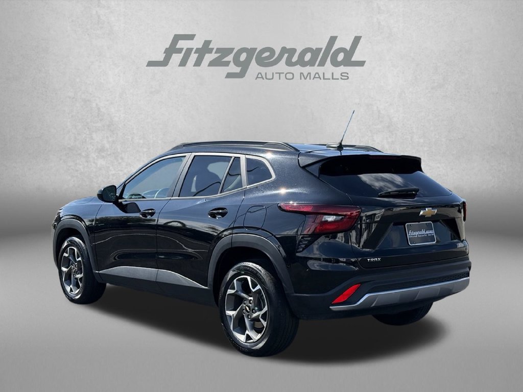 Used 2025 Chevrolet Trax LT FWD image 11