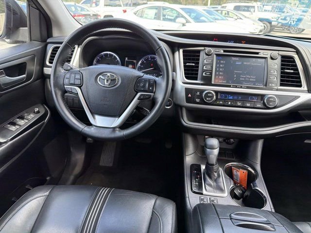 Certified 2018 Toyota Highlander SE FWD image 23