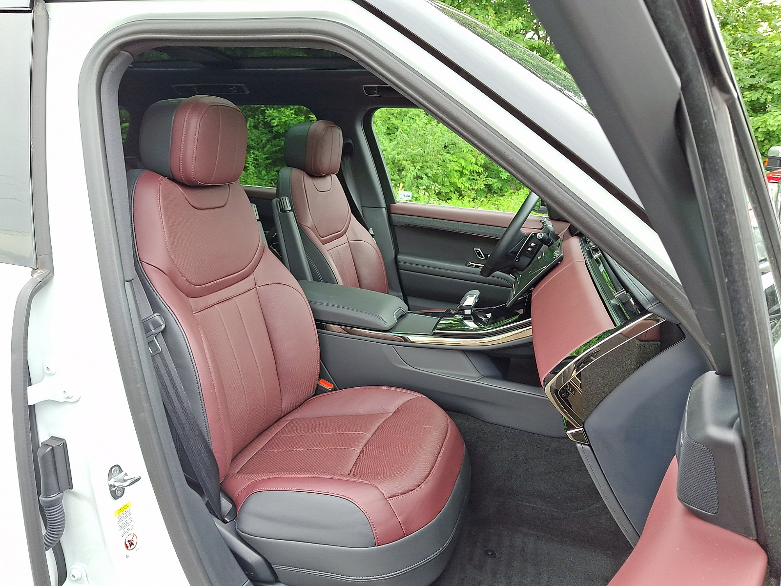 Used 2024 Land Rover Range Rover Sport Dynamic SE AWD/4WD image 3