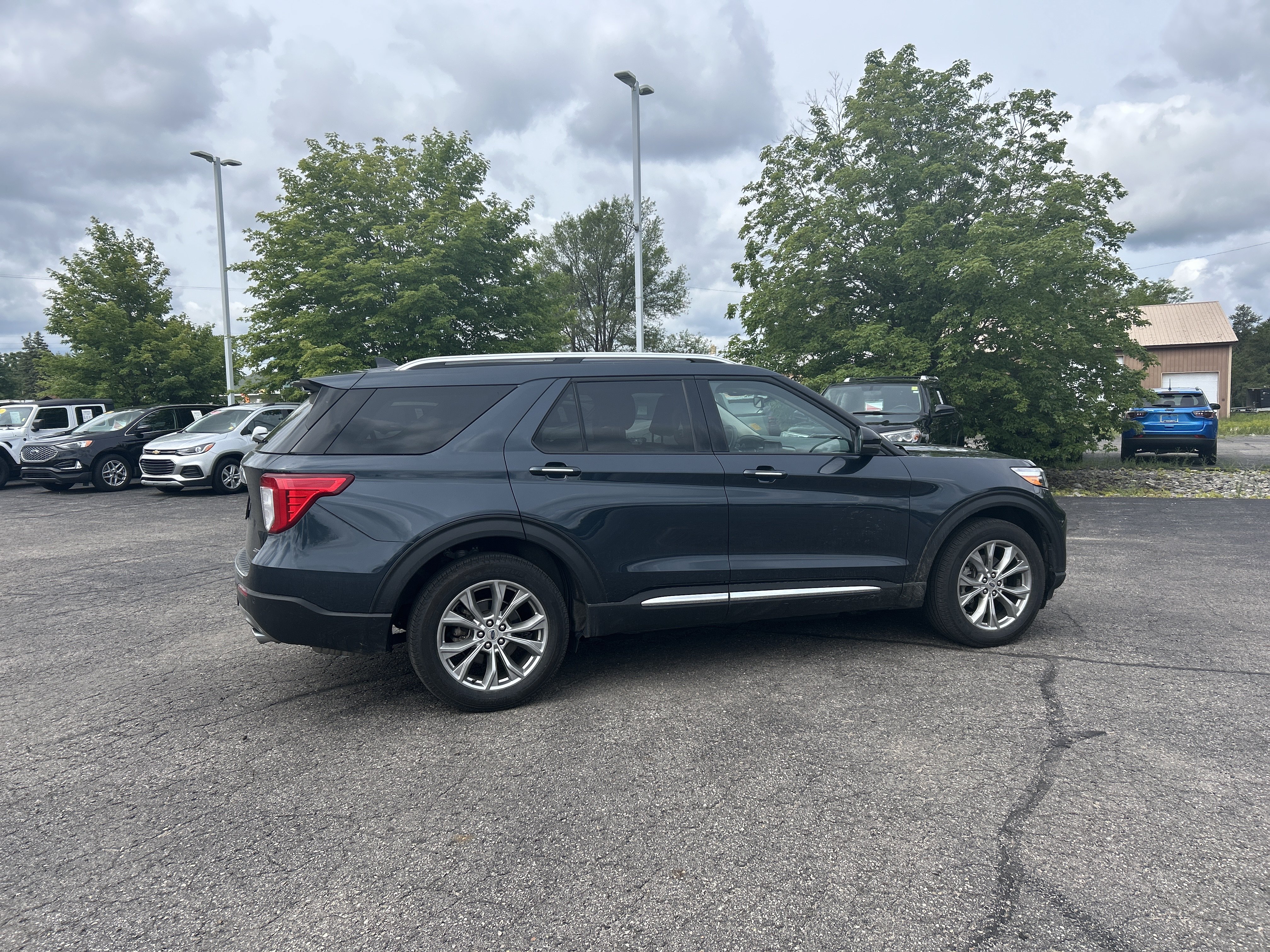 Used 2024 Ford Explorer Limited w/ Equipment Group 301A AWD/4WD image 3