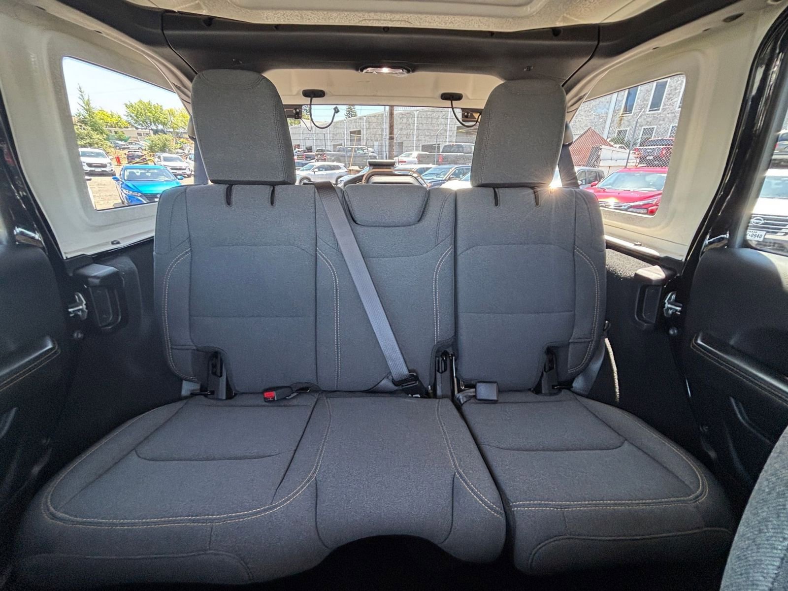 Used 2025 Jeep Wrangler Unlimited Sahara AWD/4WD image 38