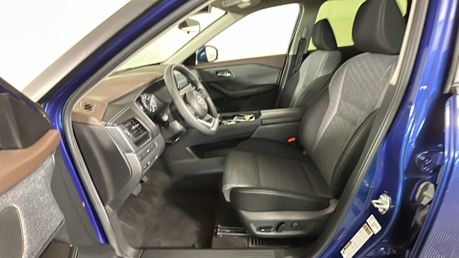 Used 2023 Nissan Rogue SV AWD/4WD image 14