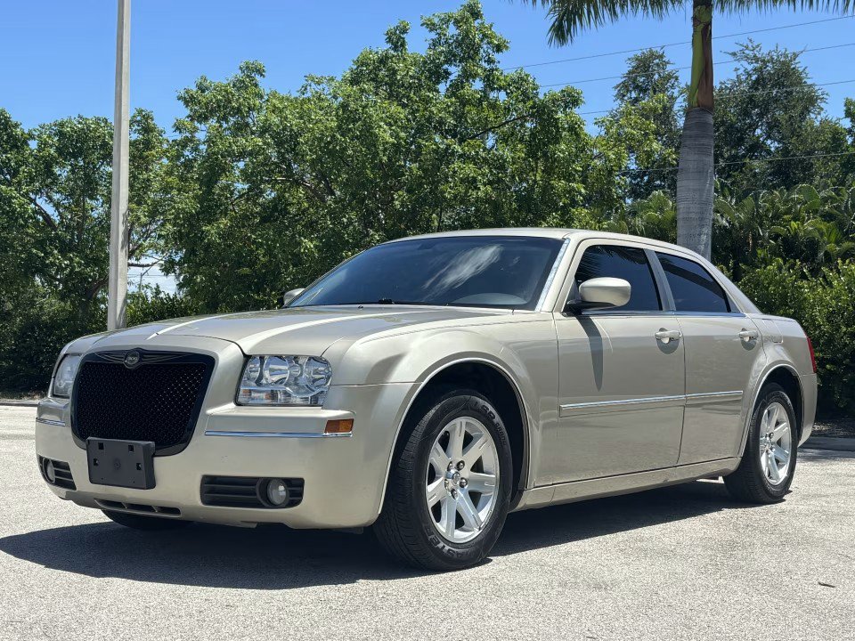 Used 2006 Chrysler 300 Touring RWD image 2