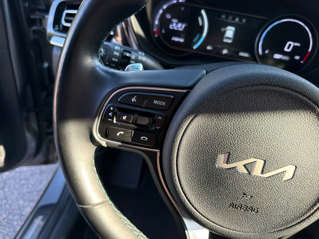 Certified 2022 Kia Niro EX Premium w/ Cold Weather Package FWD image 17