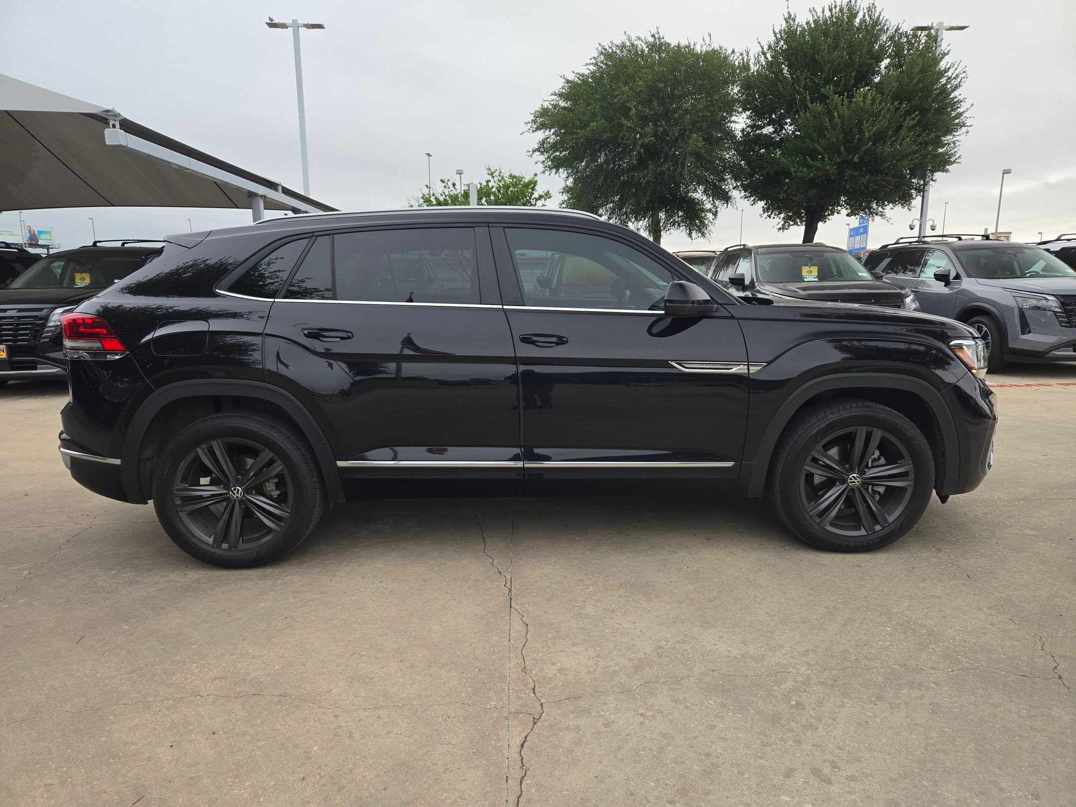 Used 2021 Volkswagen Atlas Cross Sport SE FWD image 2