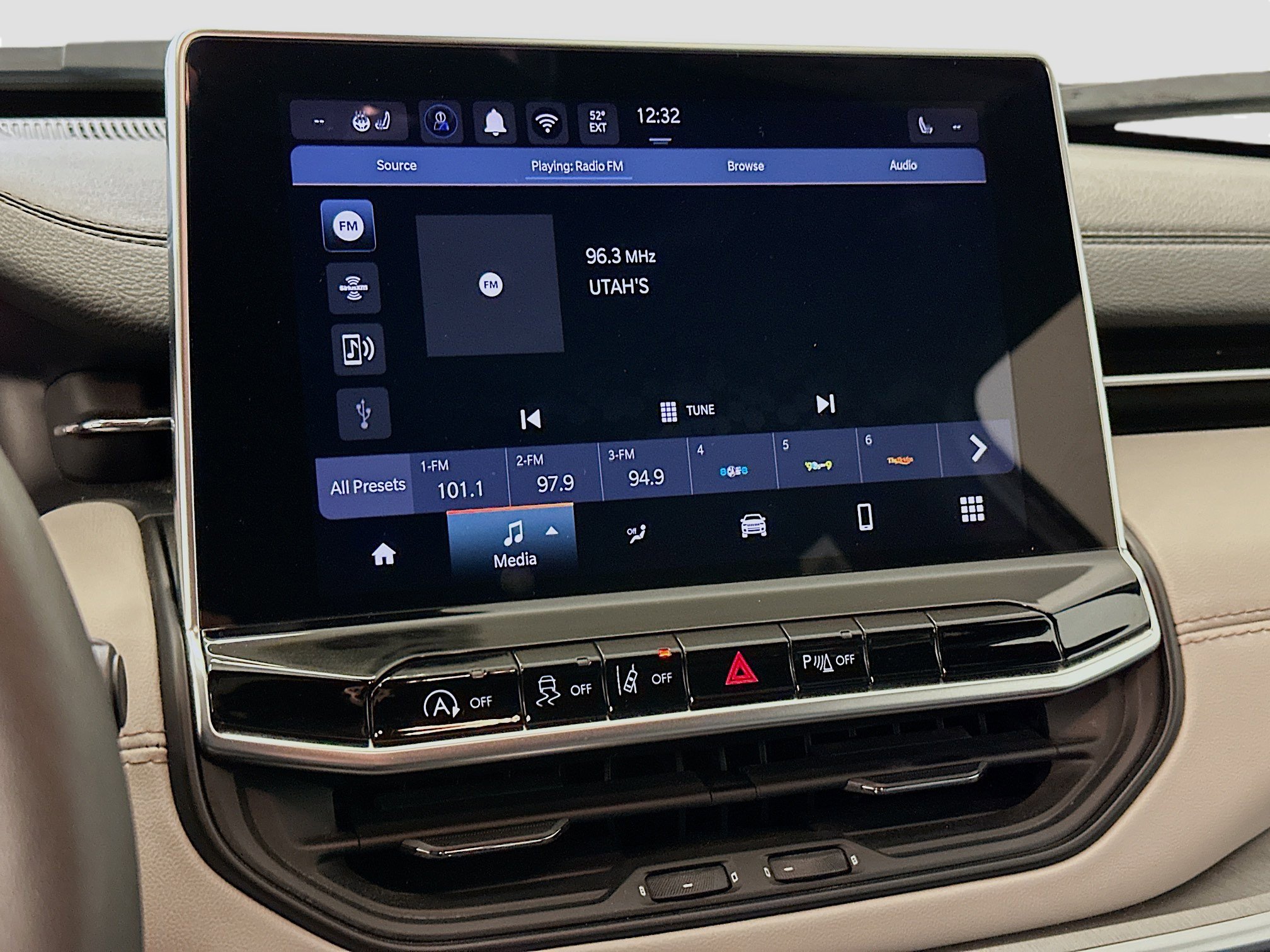 Used 2025 Jeep Compass Limited image 21