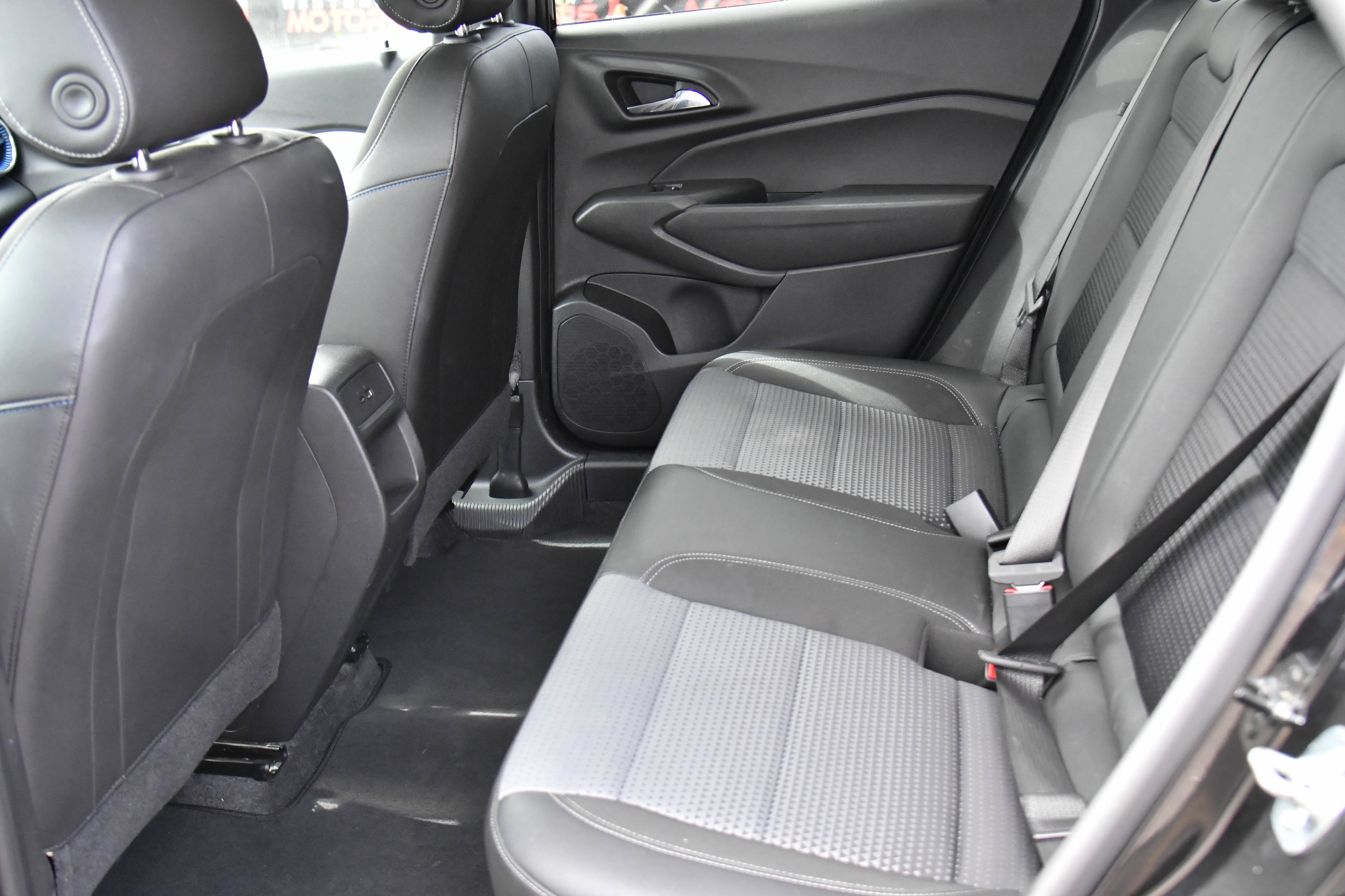 Used 2025 Chevrolet Trax LT FWD image 35