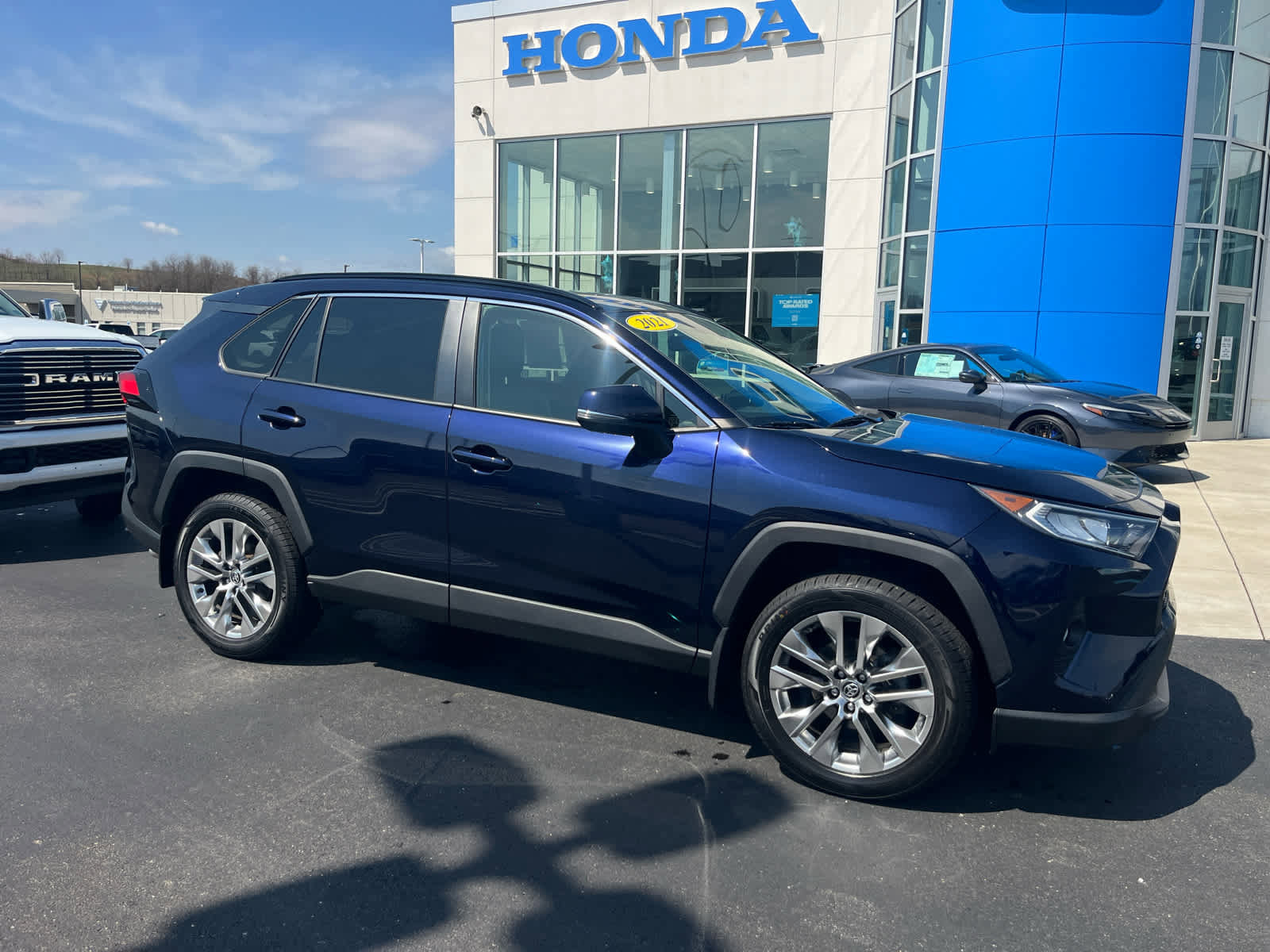 Used 2021 Toyota RAV4 XLE Premium image 2