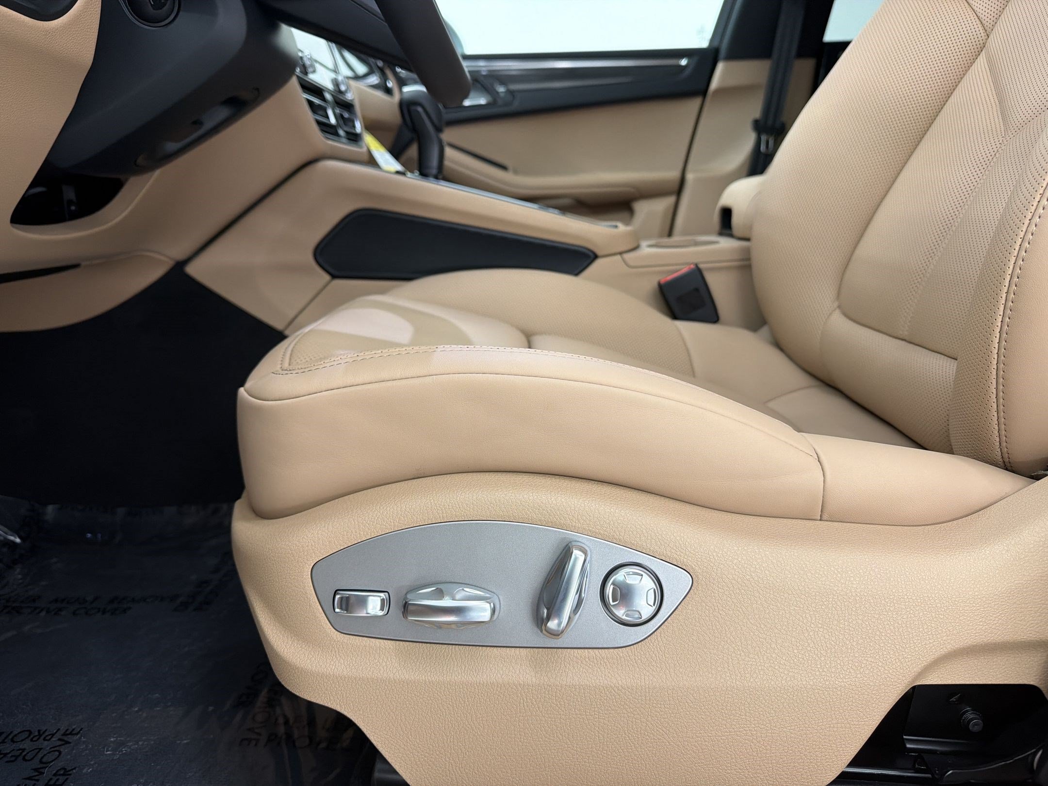 New 2026 Porsche Macan AWD/4WD image 13