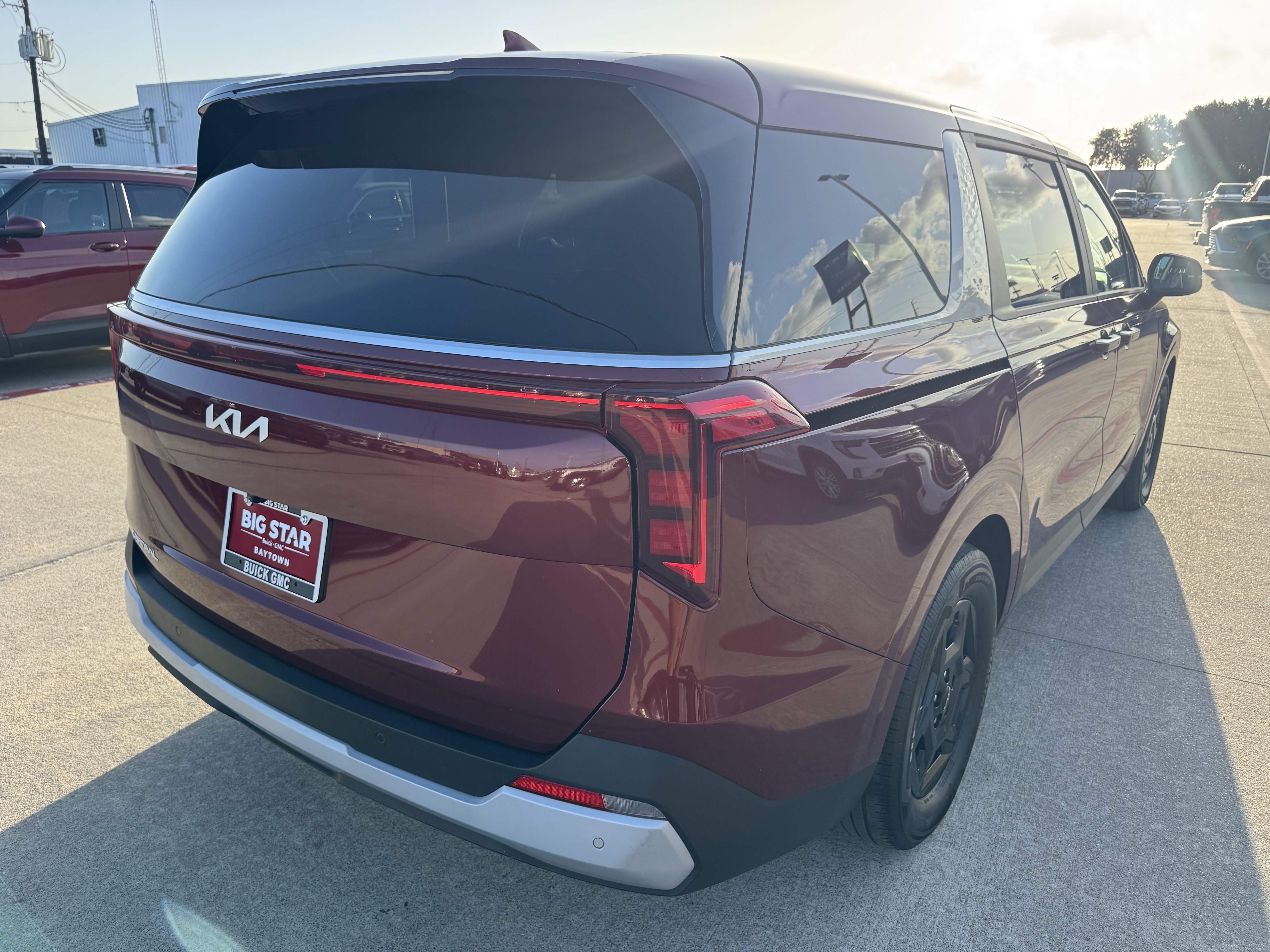 Used 2025 Kia Carnival FWD image 6