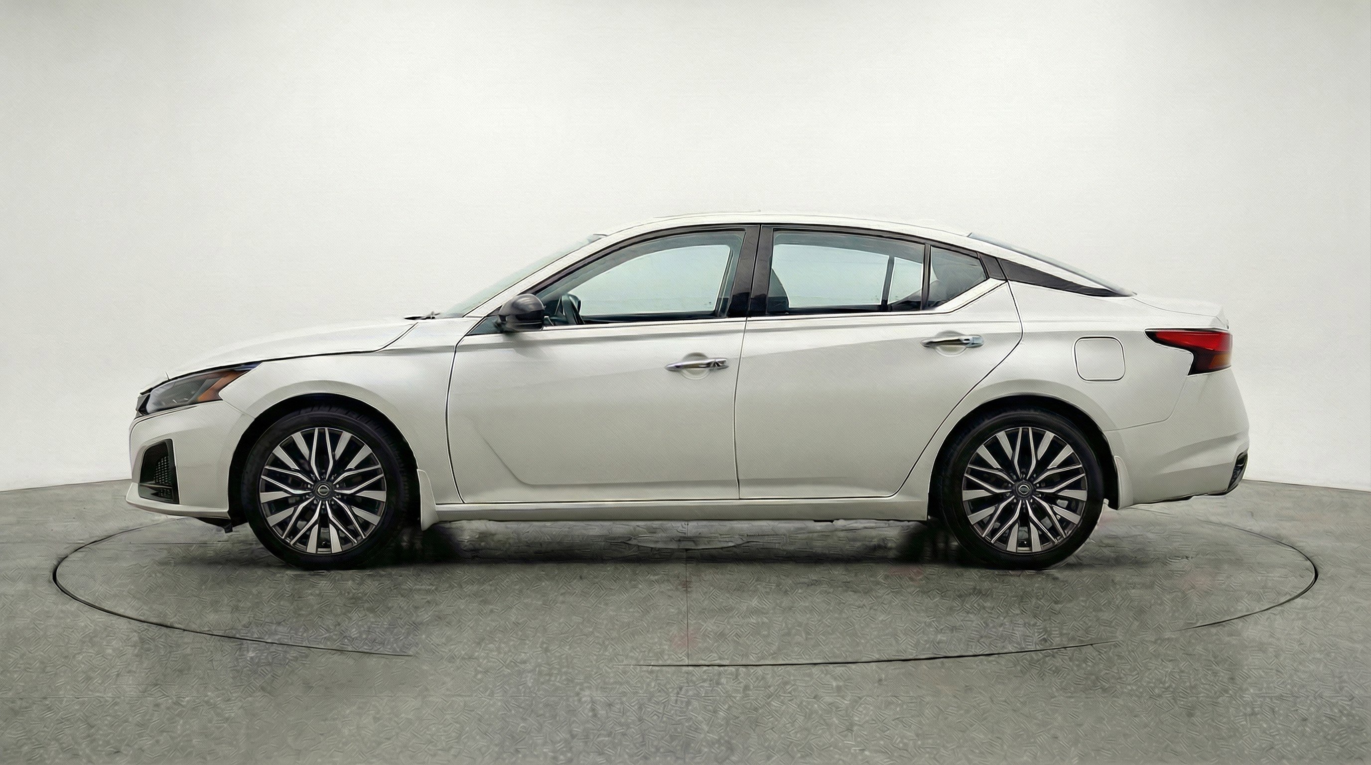 Used 2025 Nissan Altima 2.5 SV FWD image 5