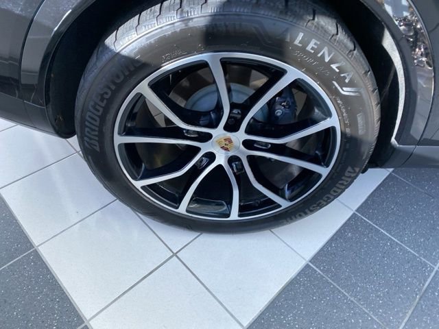 Used 2024 Porsche Cayenne Coupe image 12