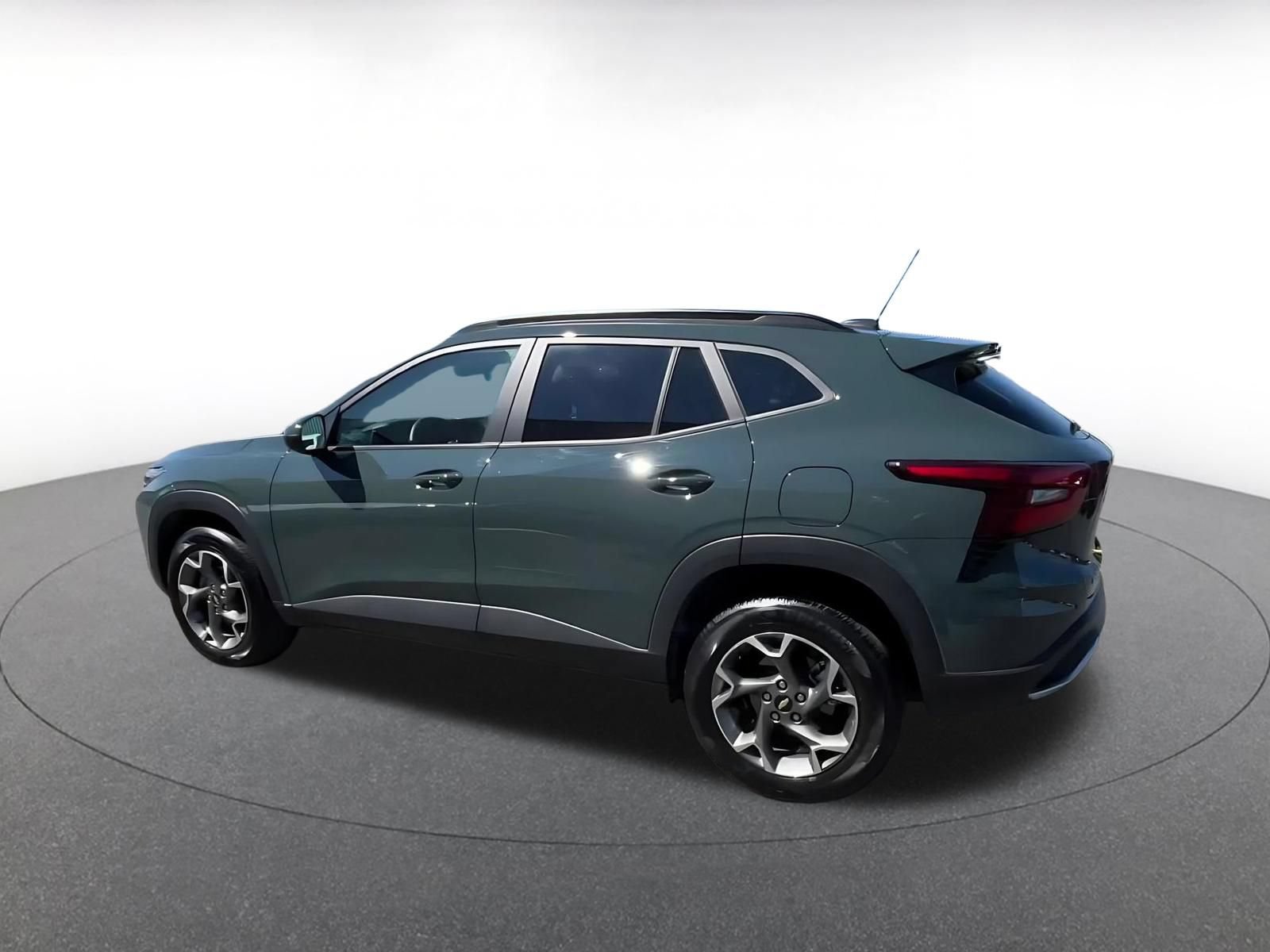 Used 2025 Chevrolet Trax LT FWD image 10