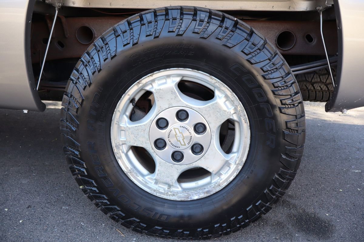 Used 2002 Chevrolet Silverado 1500 LS w/ Heavy Duty Suspension Pkg AWD/4WD image 38