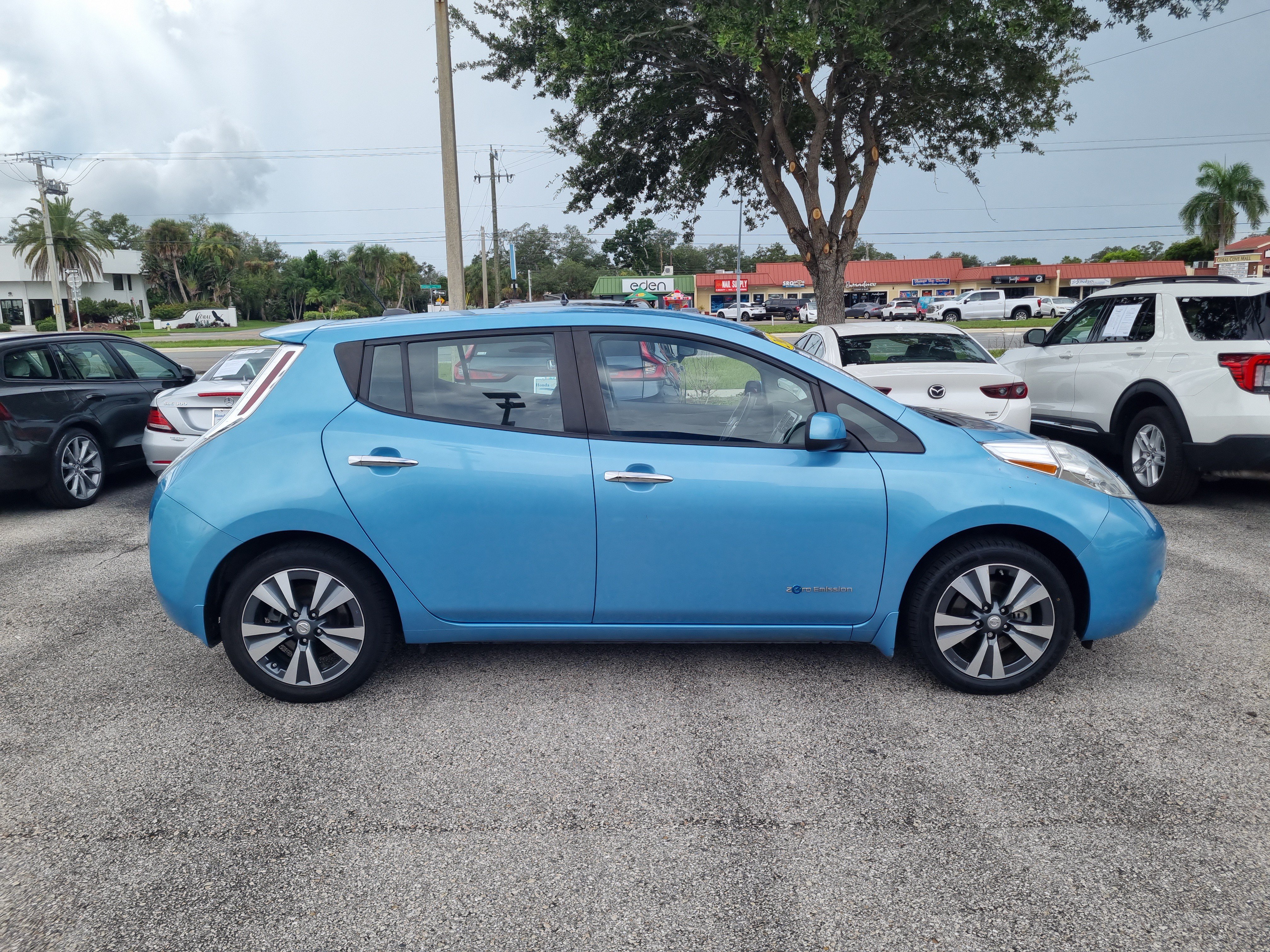 Used 2015 Nissan Leaf SL FWD image 8