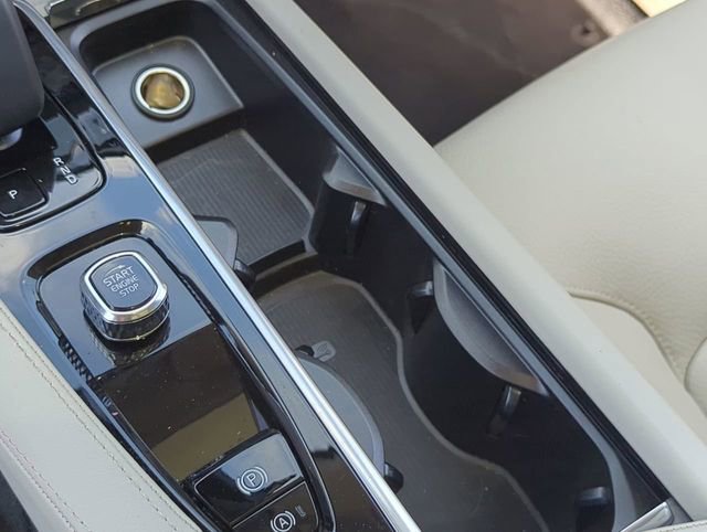 Certified 2025 Volvo XC90 B6 Core image 32