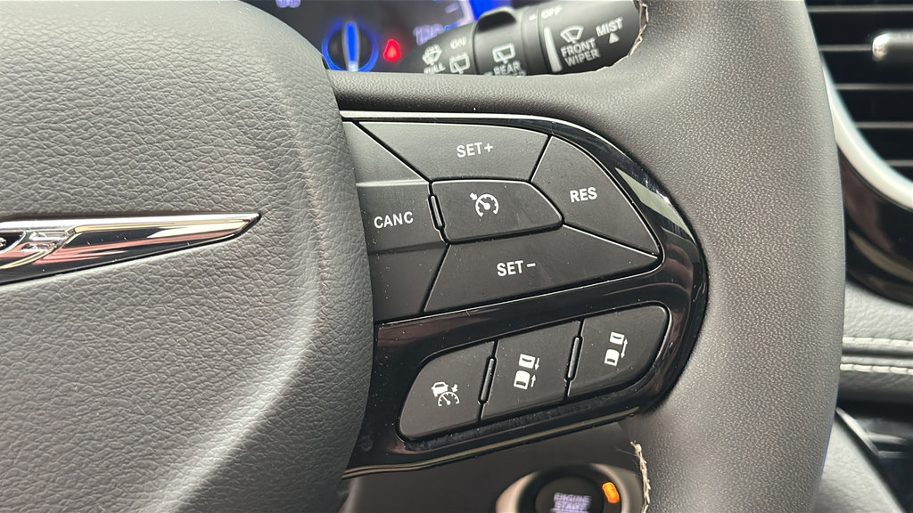 Used 2025 Chrysler Pacifica Limited FWD image 18