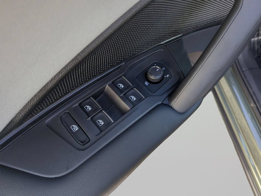 New 2026 Volkswagen Tiguan SE R-Line FWD image 15