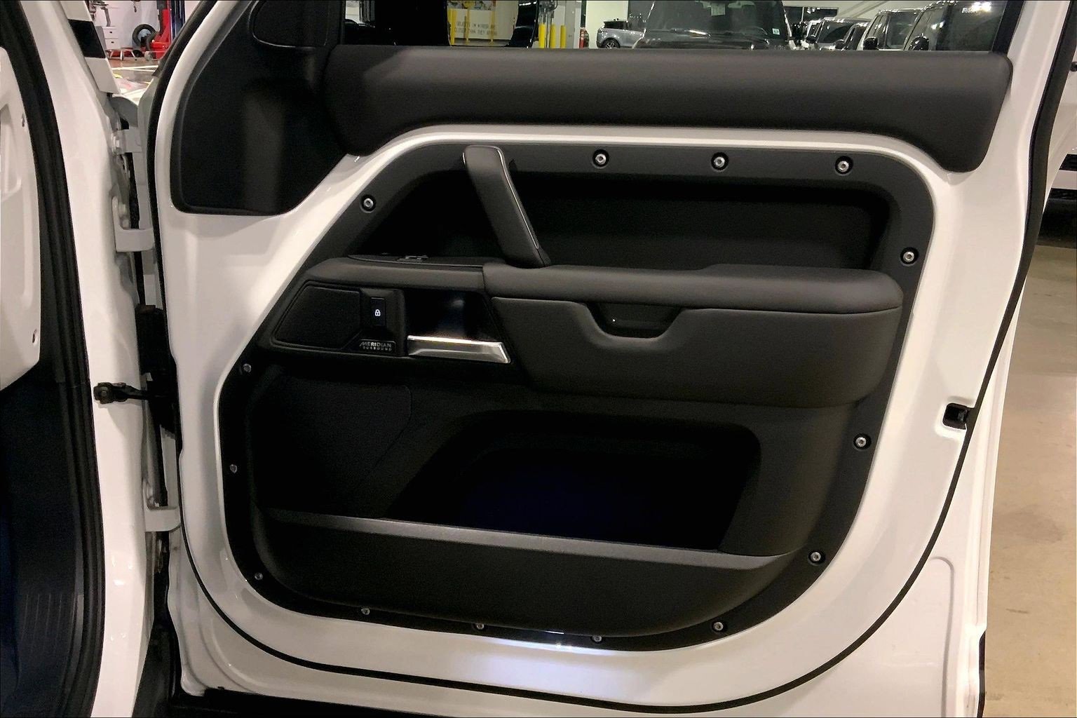 Used 2025 Land Rover Defender 130 X-Dynamic SE image 22