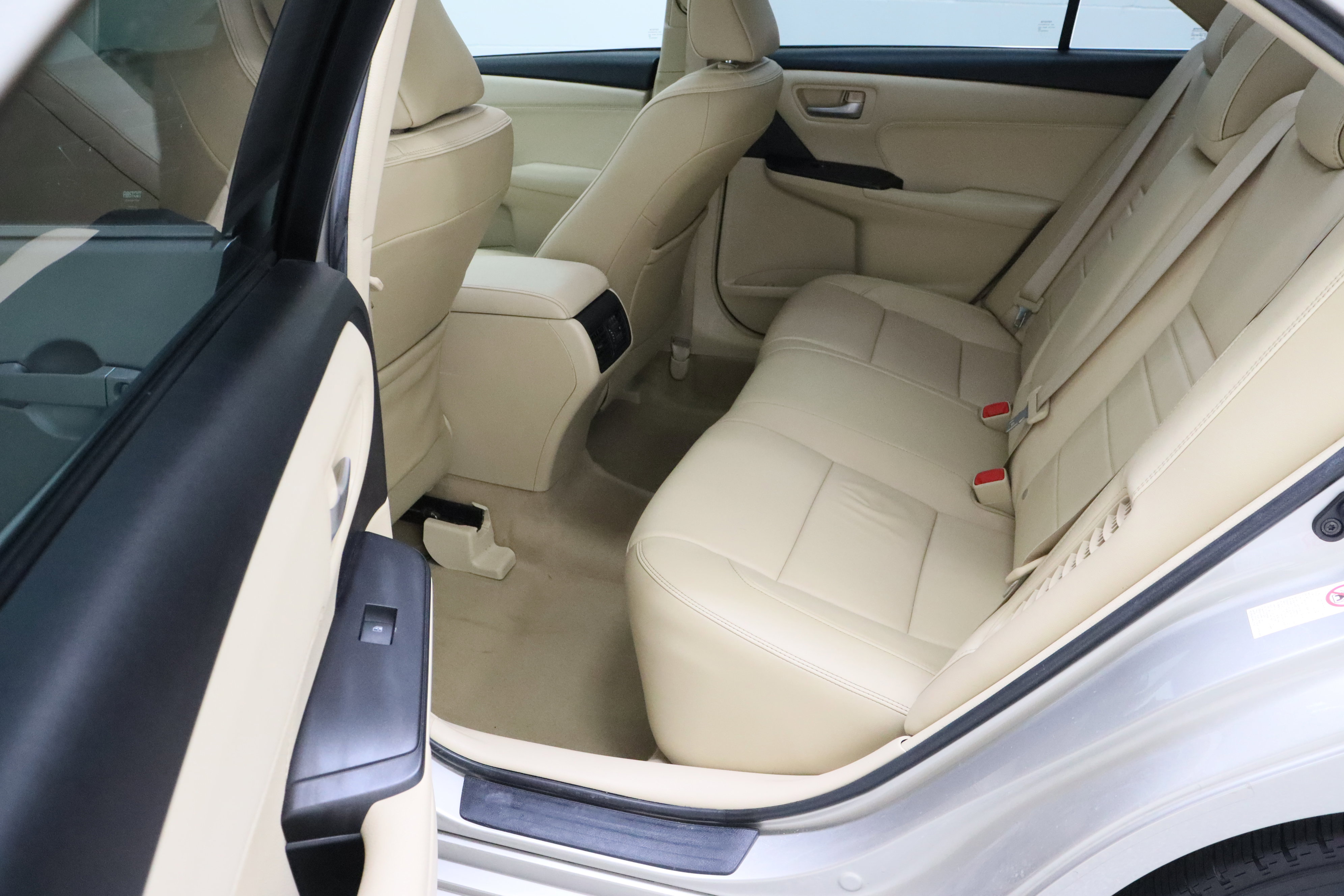 Used 2017 Toyota Camry XLE w/ Moonroof Package FWD image 30