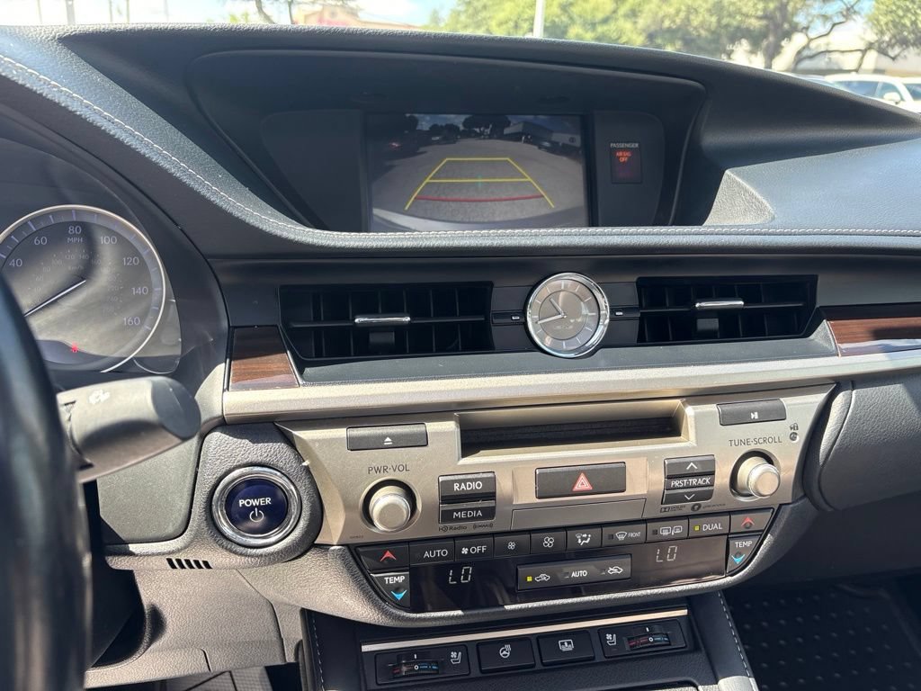 Used 2018 Lexus ES 300h w/ Luxury Package FWD image 16